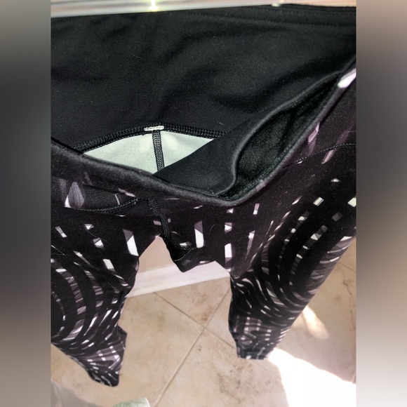 Lululemon black🖤🤍 and white marble pattern leggings - Picture 14 of 15